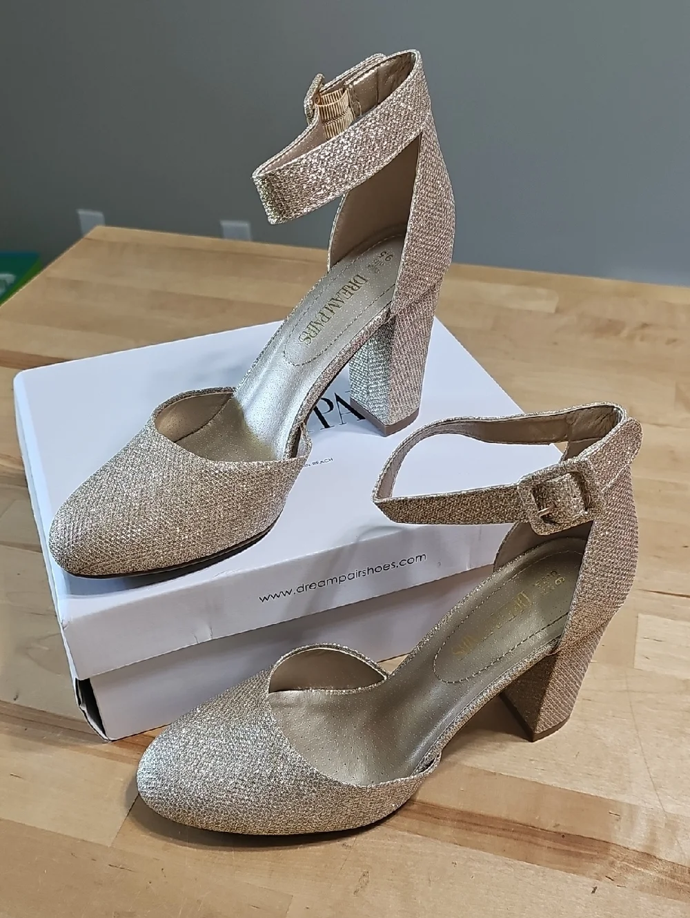 ✨ NEW Dream Pairs Angela Gold Glitter Block Heel Pumps - Size 9.5 - Picture 1 of 12